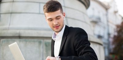 businessman kijkt naar horloge